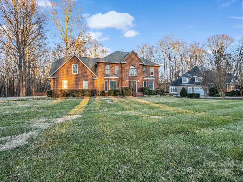 907 Weymouth Drive, Gastonia, NC 28056.  MLS# CAR4328051, YatesRealty ID 15632. 