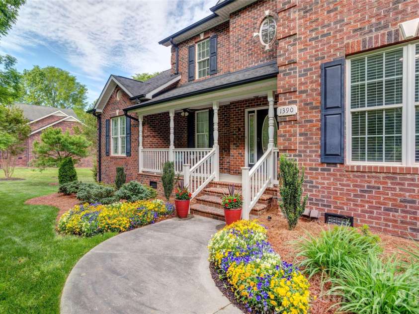 1390 Bennington Drive, Concord, NC 28027.  MLS# CAR4371953, YatesRealty ID 15633. A welcoming first impression