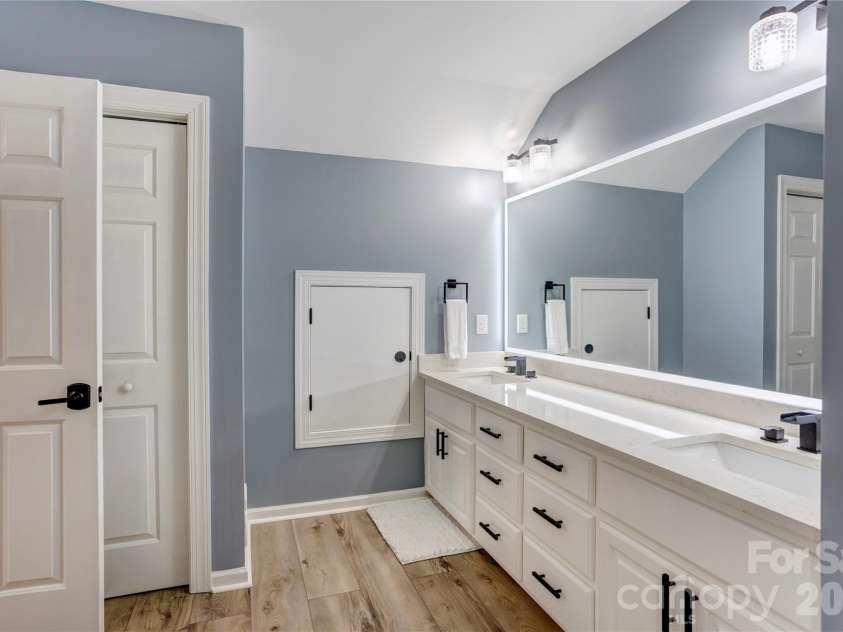 1390 Bennington Drive, Concord, NC 28027.  MLS# CAR4371953, YatesRealty ID 15633. Full bath - upstairs