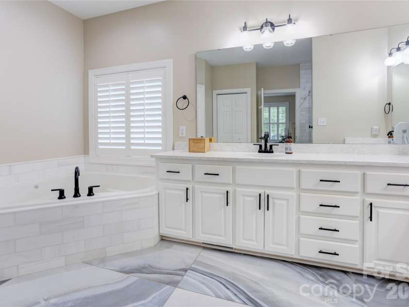 1390 Bennington Drive, Concord, NC 28027.  MLS# CAR4371953, YatesRealty ID 15633. Spacious primary bath - main floor