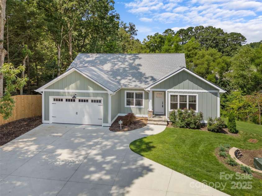 58 Olde Oak Lane, Hendersonville, NC 28792.  MLS# CAR4291388, YatesRealty ID 15633. 