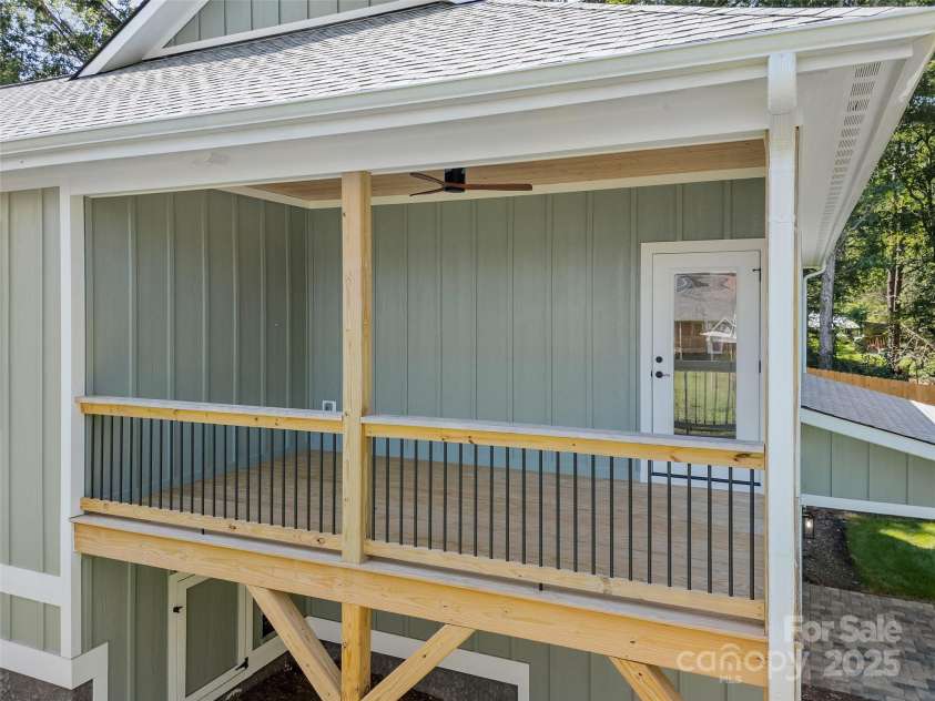 58 Olde Oak Lane, Hendersonville, NC 28792.  MLS# CAR4291388, YatesRealty ID 15633. 