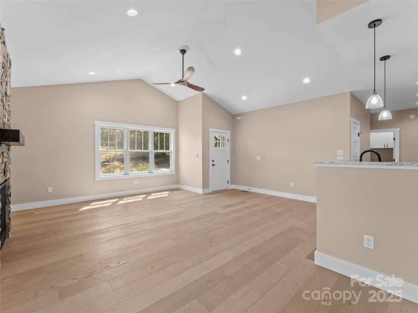 58 Olde Oak Lane, Hendersonville, NC 28792.  MLS# CAR4291388, YatesRealty ID 15633. 