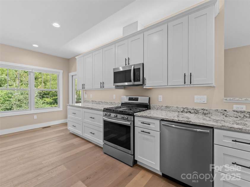 58 Olde Oak Lane, Hendersonville, NC 28792.  MLS# CAR4291388, YatesRealty ID 15633. 