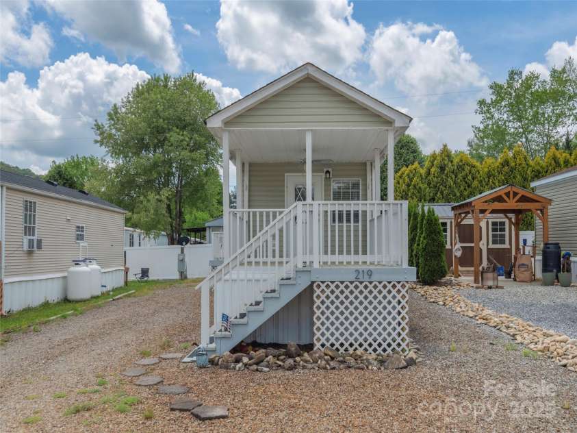 219 Pike Point, Waynesville, NC 28785.  MLS# CAR4254044, YatesRealty ID 15634. 