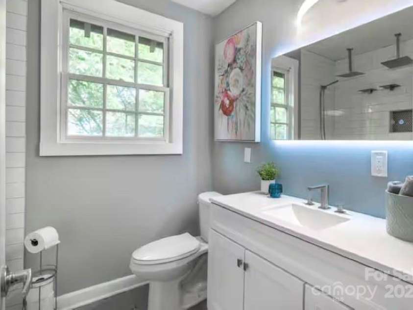 713/715 Walnut Avenue, Charlotte, NC 28208.  MLS# CAR4241101, YatesRealty ID 15635. 713 upper full bath