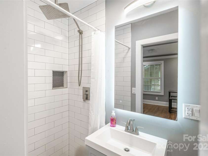 713/715 Walnut Avenue, Charlotte, NC 28208.  MLS# CAR4241101, YatesRealty ID 15635. 715 main floor full bath