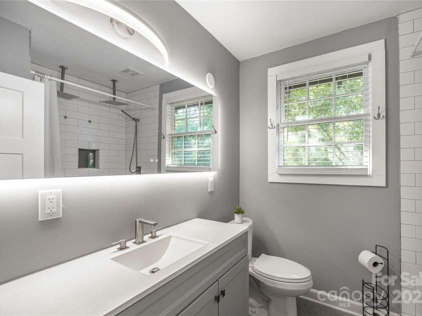 713/715 Walnut Avenue, Charlotte, NC 28208.  MLS# CAR4241101, YatesRealty ID 15635. 715 upper full bath