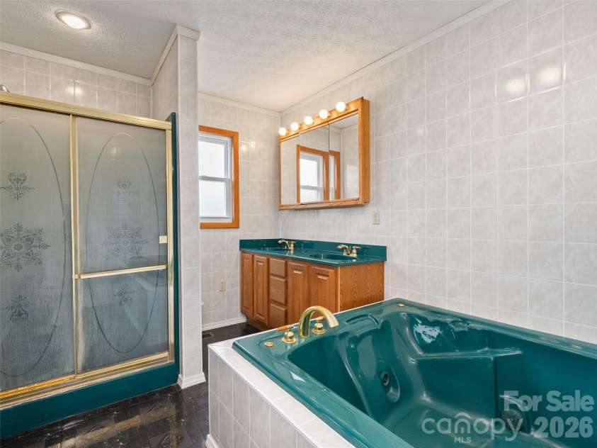 37 Sawyer Ridge Road, Clyde, NC 28721.  MLS# CAR4370652, YatesRealty ID 15636. 