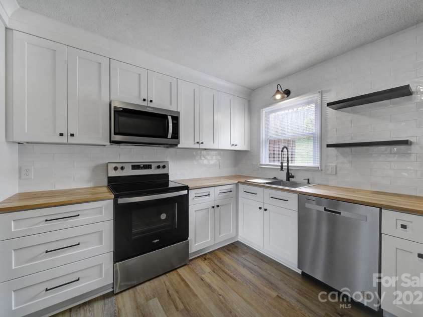 438 Stoneycreek Lane, Rock Hill, SC 29730.  MLS# CAR4211748, YatesRealty ID 15636. 