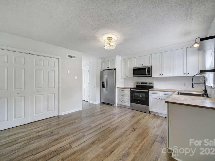 438 Stoneycreek Lane, Rock Hill, SC 29730.  MLS# CAR4211748, YatesRealty ID 15636. 