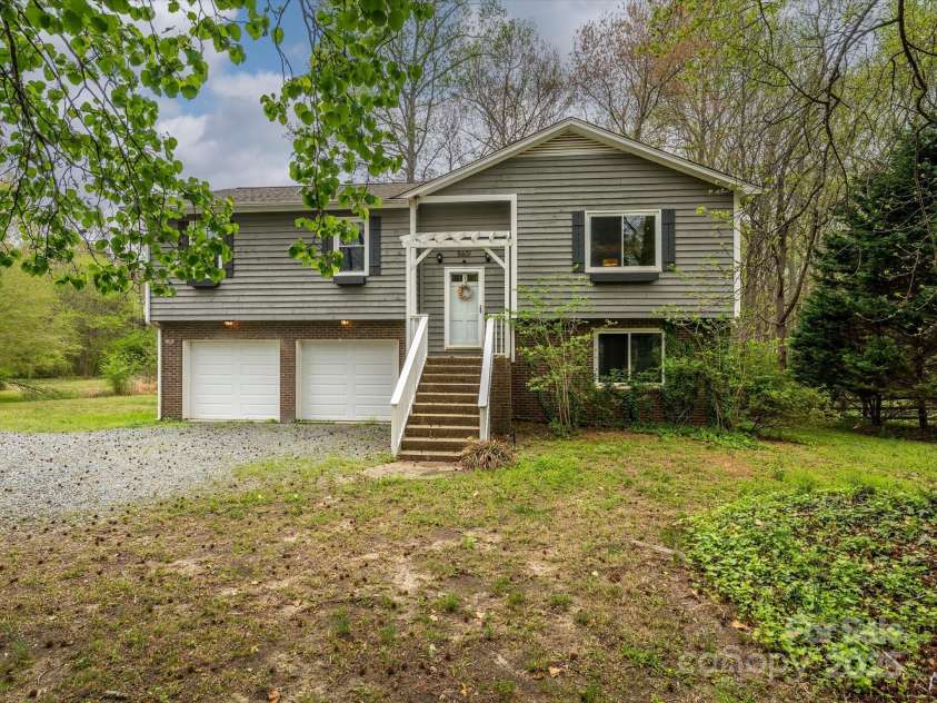 5601 Indian Brook Drive, Matthews, NC 28104.  MLS# CAR4241284, YatesRealty ID 15637. 5601 Indian Brook Drive