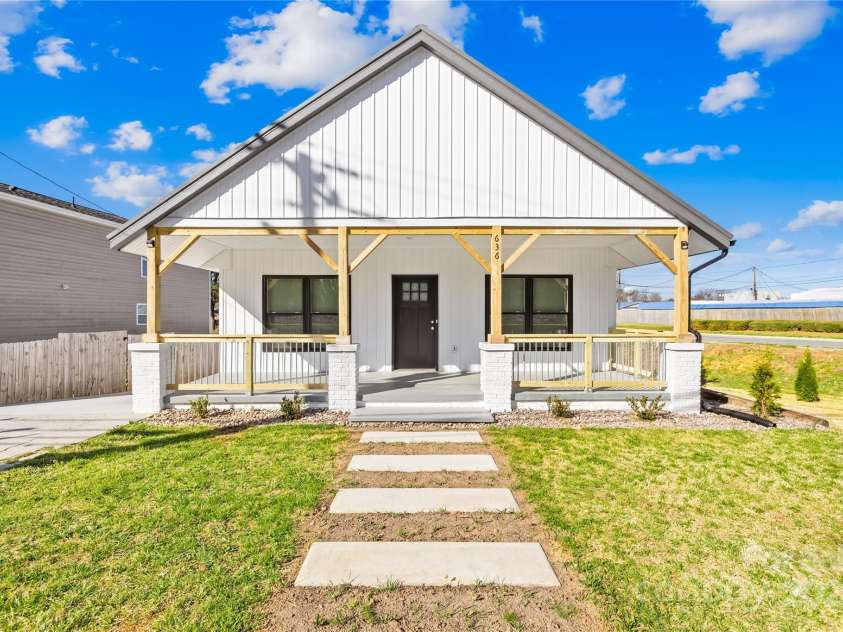 636 Broad Street, Mooresville, NC 28115.  MLS# CAR4239629, YatesRealty ID 15641. 