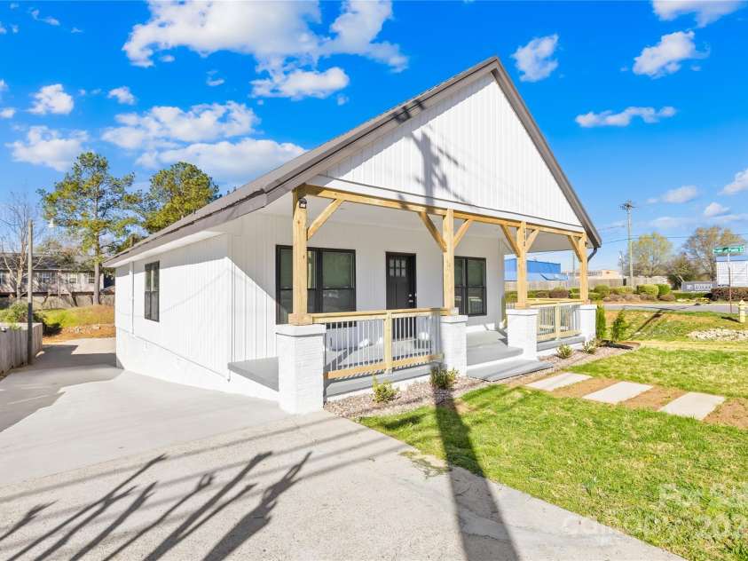 636 Broad Street, Mooresville, NC 28115.  MLS# CAR4239629, YatesRealty ID 15641. 