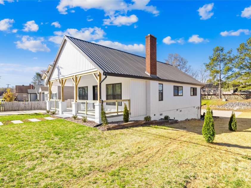 636 Broad Street, Mooresville, NC 28115.  MLS# CAR4239629, YatesRealty ID 15641. 