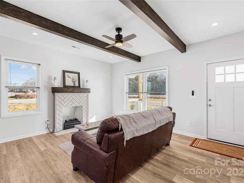 636 Broad Street, Mooresville, NC 28115.  MLS# CAR4239629, YatesRealty ID 15641. 
