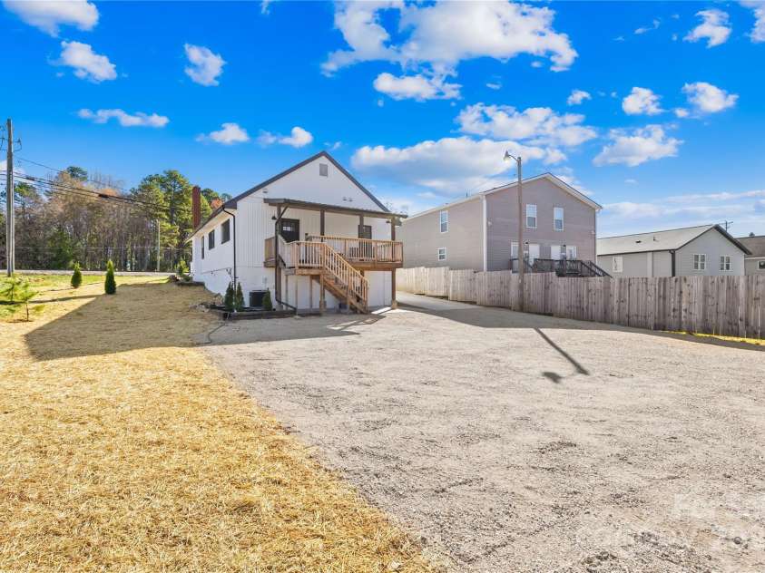 636 Broad Street, Mooresville, NC 28115.  MLS# CAR4239629, YatesRealty ID 15641. 