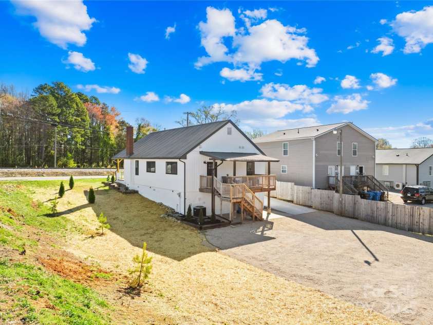 636 Broad Street, Mooresville, NC 28115.  MLS# CAR4239629, YatesRealty ID 15641. 