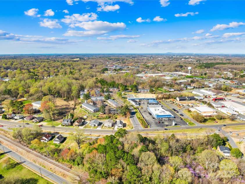 636 Broad Street, Mooresville, NC 28115.  MLS# CAR4239629, YatesRealty ID 15641. 
