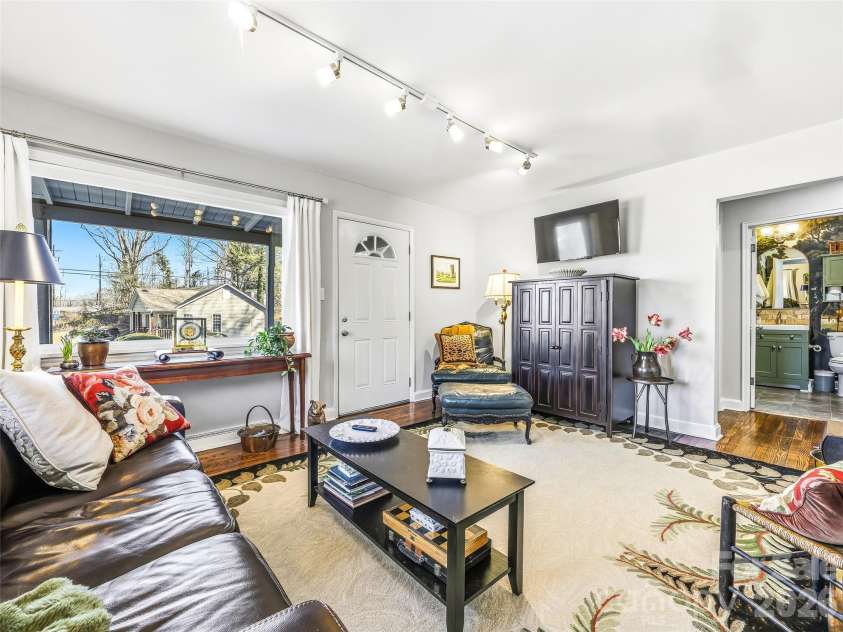 45 Shady Oak Drive, Asheville, NC 28803.  MLS# CAR4345374, YatesRealty ID 15642. 