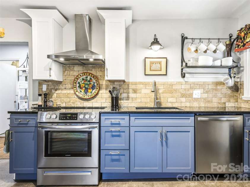 45 Shady Oak Drive, Asheville, NC 28803.  MLS# CAR4345374, YatesRealty ID 15642. 