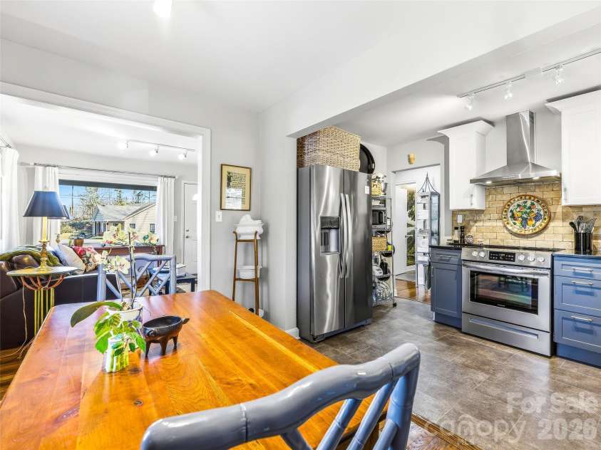 45 Shady Oak Drive, Asheville, NC 28803.  MLS# CAR4345374, YatesRealty ID 15642. Dining area