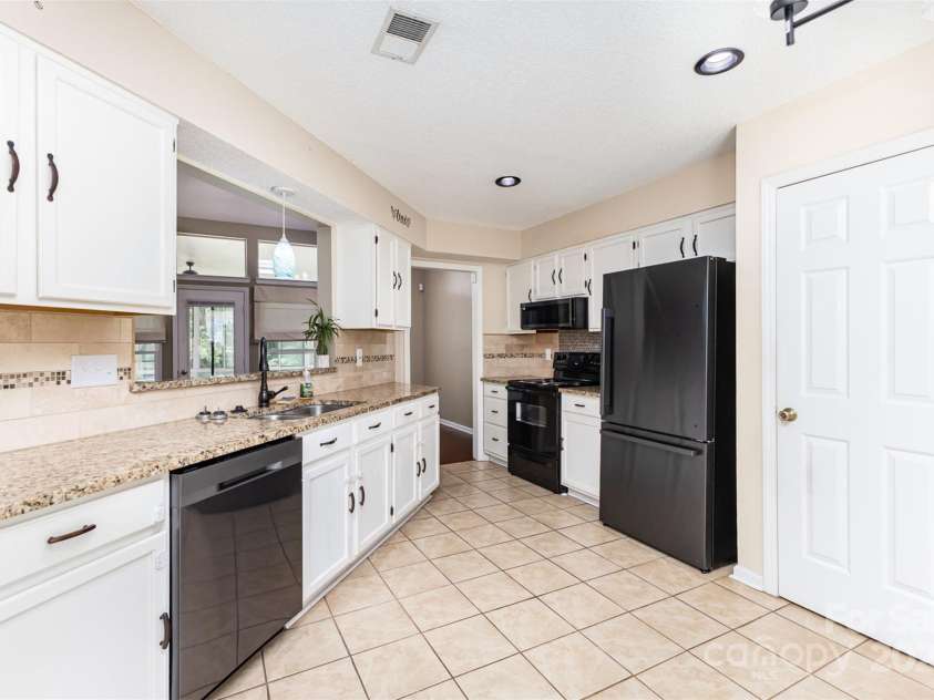 7218 Jacobs Fork Lane, Charlotte, NC 28273.  MLS# CAR4254104, YatesRealty ID 15642. 