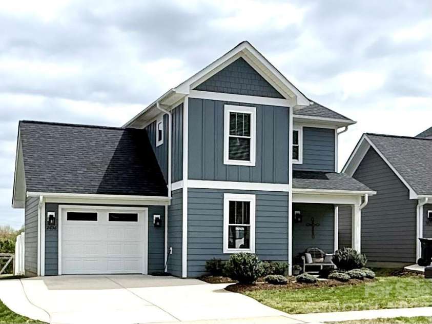 2636 2nd Street, Hickory, NC 28601.  MLS# CAR4361131, YatesRealty ID 15643. 