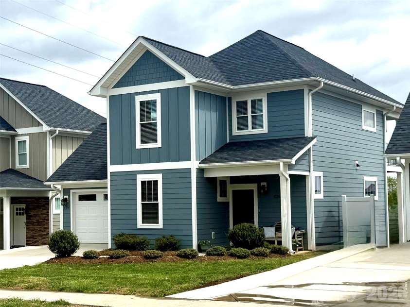 2636 2nd Street, Hickory, NC 28601.  MLS# CAR4361131, YatesRealty ID 15643. 