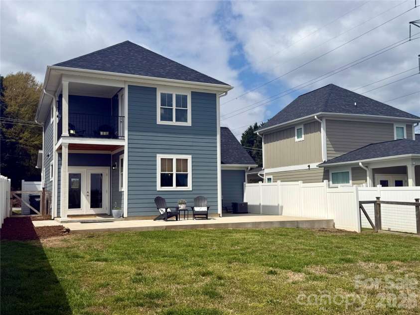2636 2nd Street, Hickory, NC 28601.  MLS# CAR4361131, YatesRealty ID 15643. 