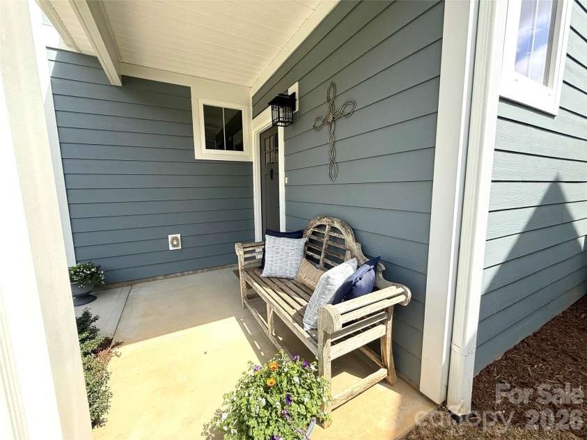 2636 2nd Street, Hickory, NC 28601.  MLS# CAR4361131, YatesRealty ID 15643. 