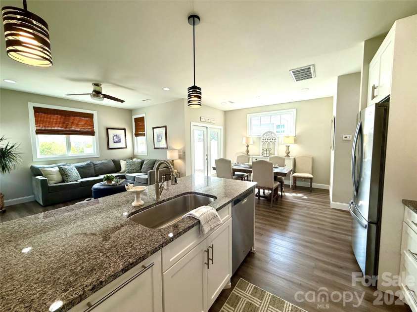 2636 2nd Street, Hickory, NC 28601.  MLS# CAR4361131, YatesRealty ID 15643. 