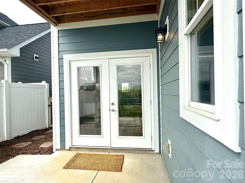 2636 2nd Street, Hickory, NC 28601.  MLS# CAR4361131, YatesRealty ID 15643. 