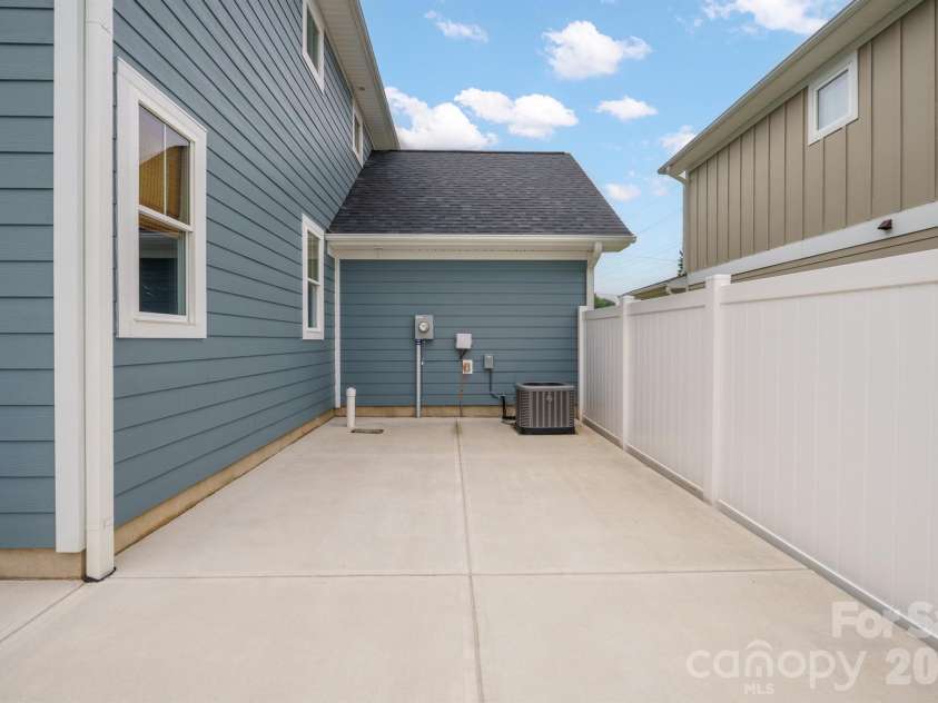 2636 2nd Street, Hickory, NC 28601.  MLS# CAR4361131, YatesRealty ID 15643. 