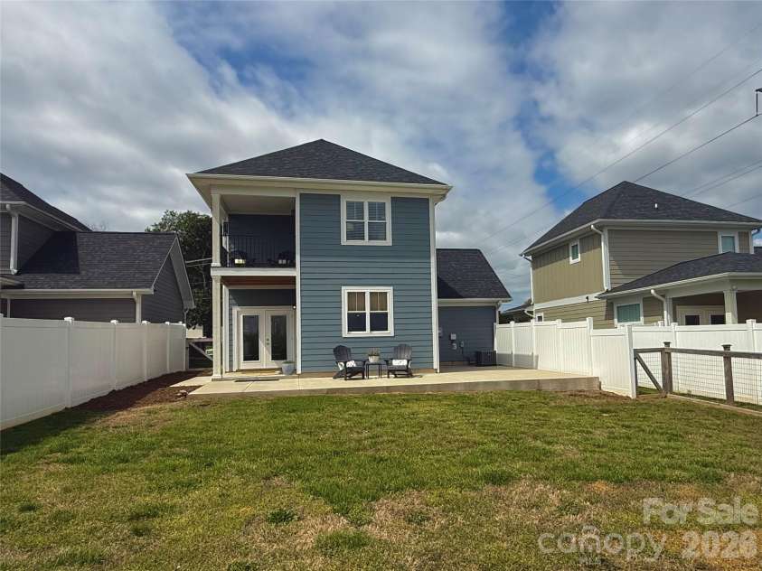 2636 2nd Street, Hickory, NC 28601.  MLS# CAR4361131, YatesRealty ID 15643. 