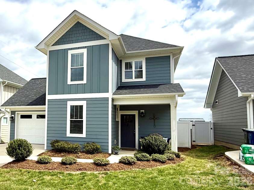 2636 2nd Street, Hickory, NC 28601.  MLS# CAR4361131, YatesRealty ID 15643. 