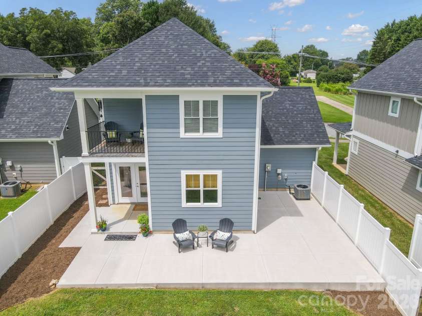 2636 2nd Street, Hickory, NC 28601.  MLS# CAR4361131, YatesRealty ID 15643. 