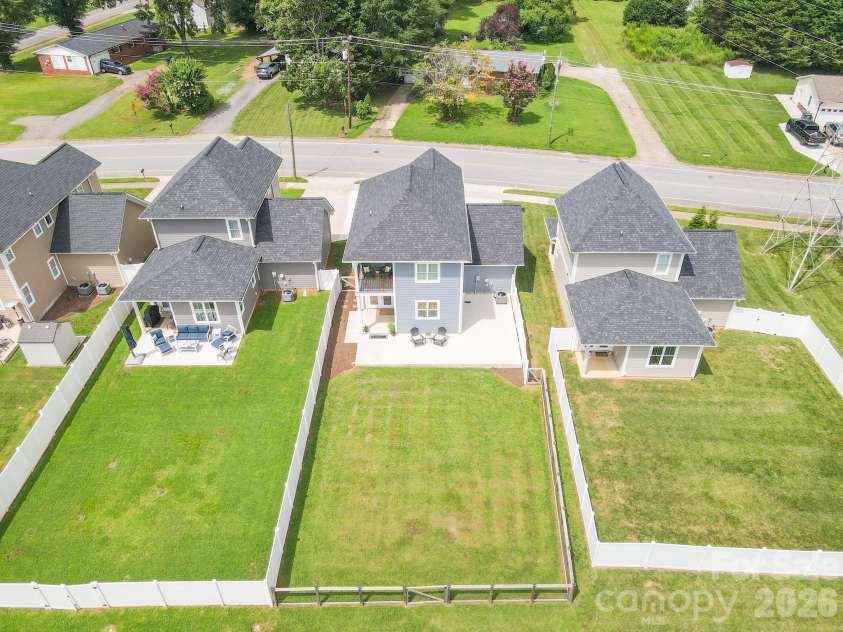 2636 2nd Street, Hickory, NC 28601.  MLS# CAR4361131, YatesRealty ID 15643. 