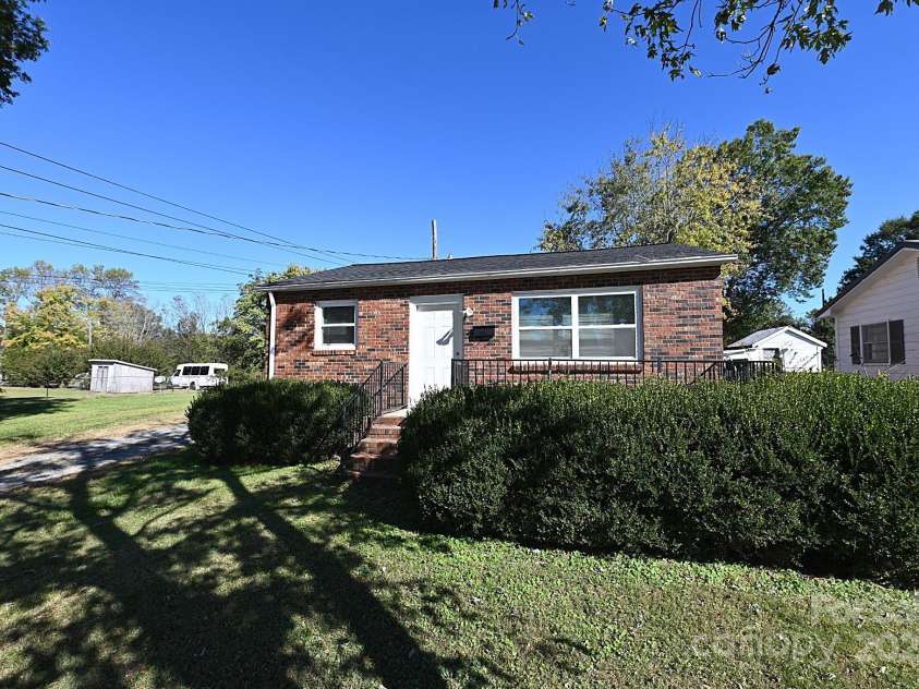 125 Ervin Avenue, Newton, NC 28658.  MLS# CAR4192439, YatesRealty ID 15645. 