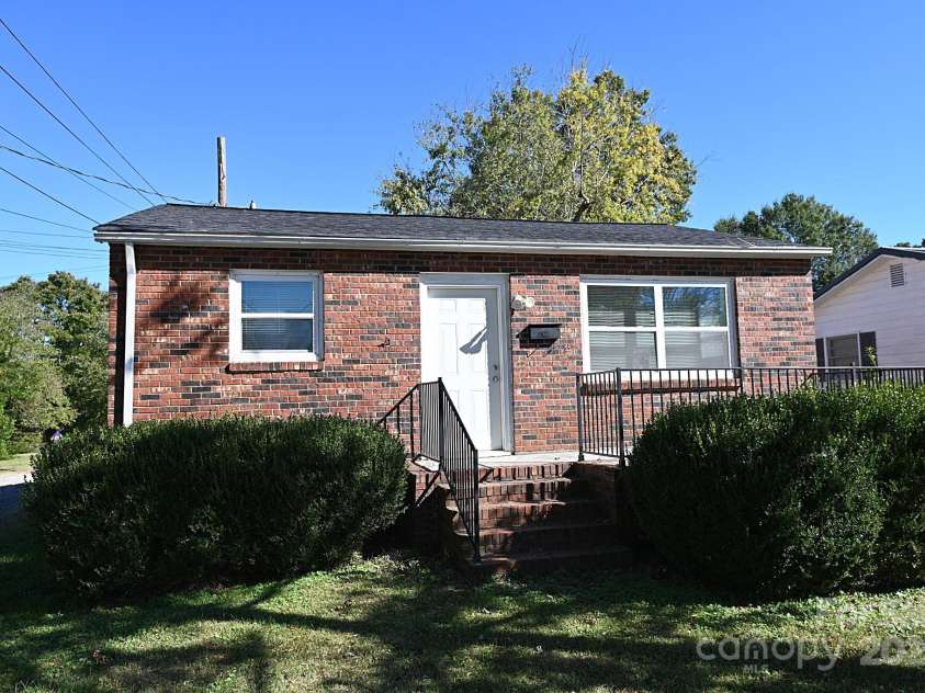 125 Ervin Avenue, Newton, NC 28658.  MLS# CAR4192439, YatesRealty ID 15645. 