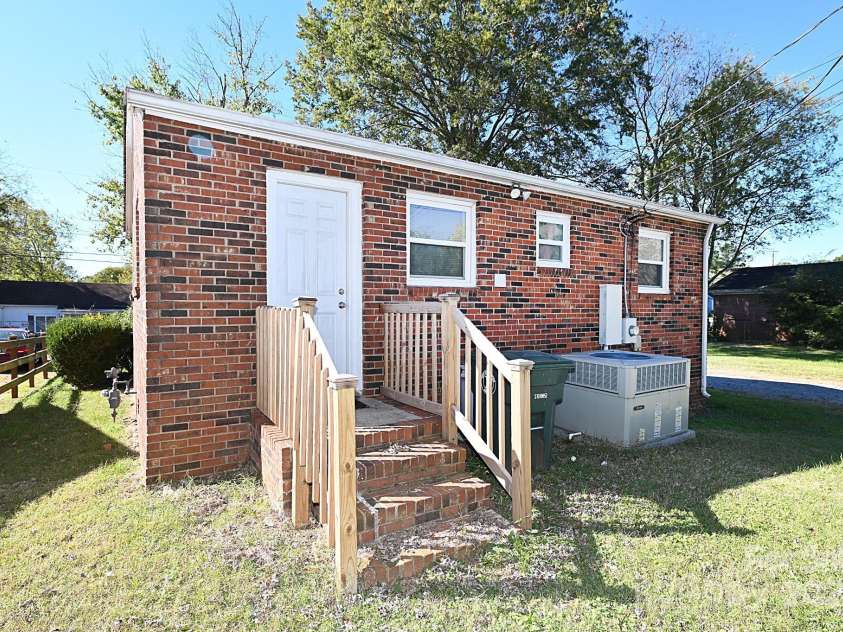 125 Ervin Avenue, Newton, NC 28658.  MLS# CAR4192439, YatesRealty ID 15645. 