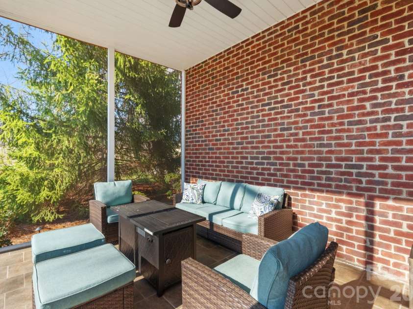 280 Brassie Lane, Summerfield, NC 27358.  MLS# CAR4367731, YatesRealty ID 15645. 