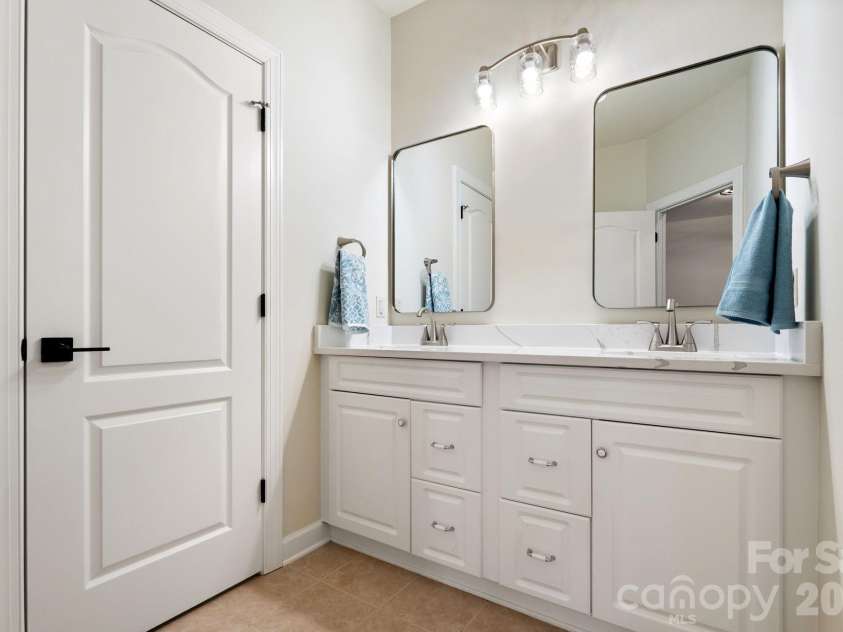 280 Brassie Lane, Summerfield, NC 27358.  MLS# CAR4367731, YatesRealty ID 15645. Upper bath