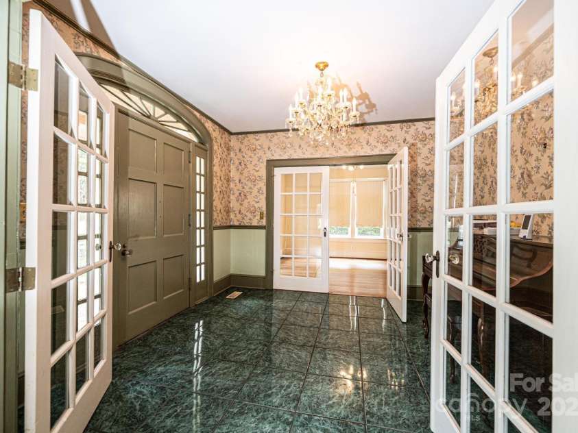 625 2nd Street, Hickory, NC 28601.  MLS# CAR4250862, YatesRealty ID 15646. 