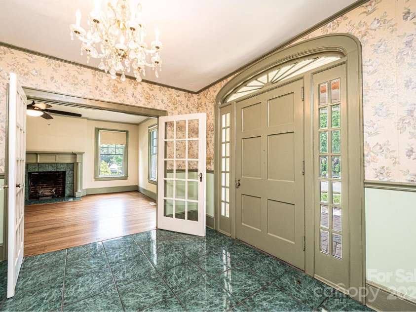 625 2nd Street, Hickory, NC 28601.  MLS# CAR4250862, YatesRealty ID 15646. 