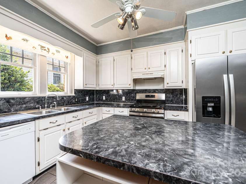 625 2nd Street, Hickory, NC 28601.  MLS# CAR4250862, YatesRealty ID 15646. 