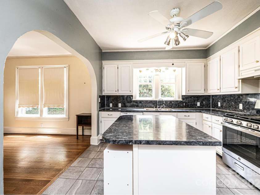 625 2nd Street, Hickory, NC 28601.  MLS# CAR4250862, YatesRealty ID 15646. 