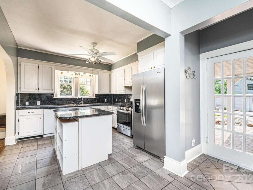 625 2nd Street, Hickory, NC 28601.  MLS# CAR4250862, YatesRealty ID 15646. 