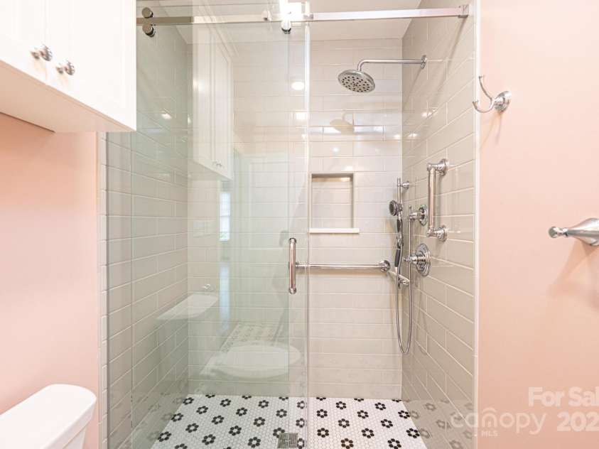 625 2nd Street, Hickory, NC 28601.  MLS# CAR4250862, YatesRealty ID 15646. 