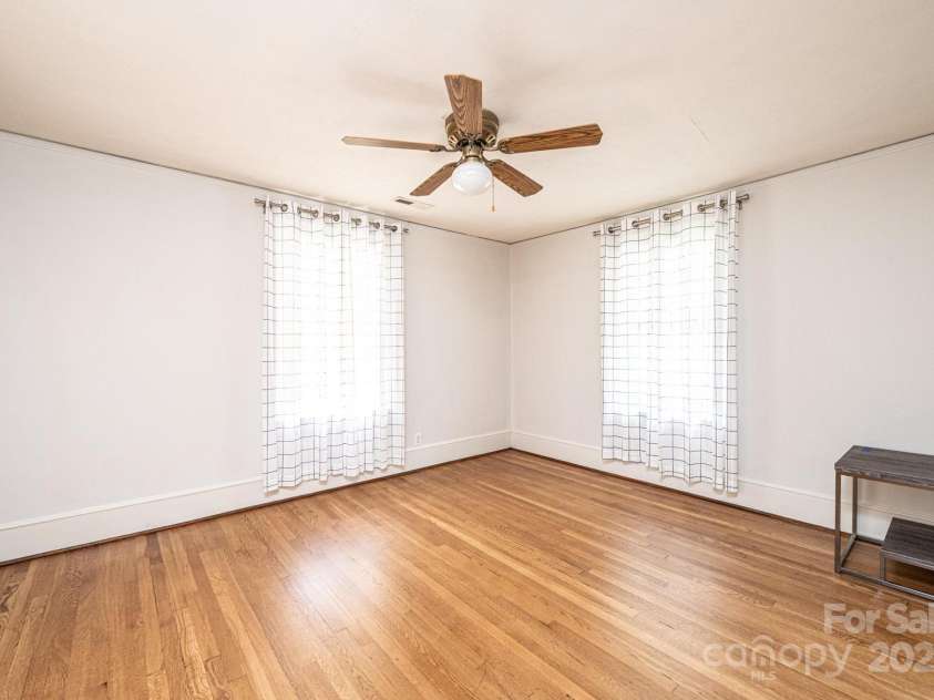 625 2nd Street, Hickory, NC 28601.  MLS# CAR4250862, YatesRealty ID 15646. 